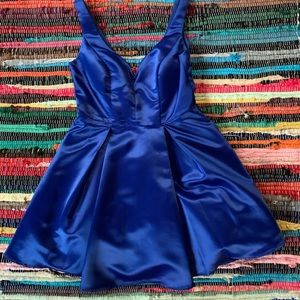ROYAL BLUE FORMAL DRESS // Size: 9/10